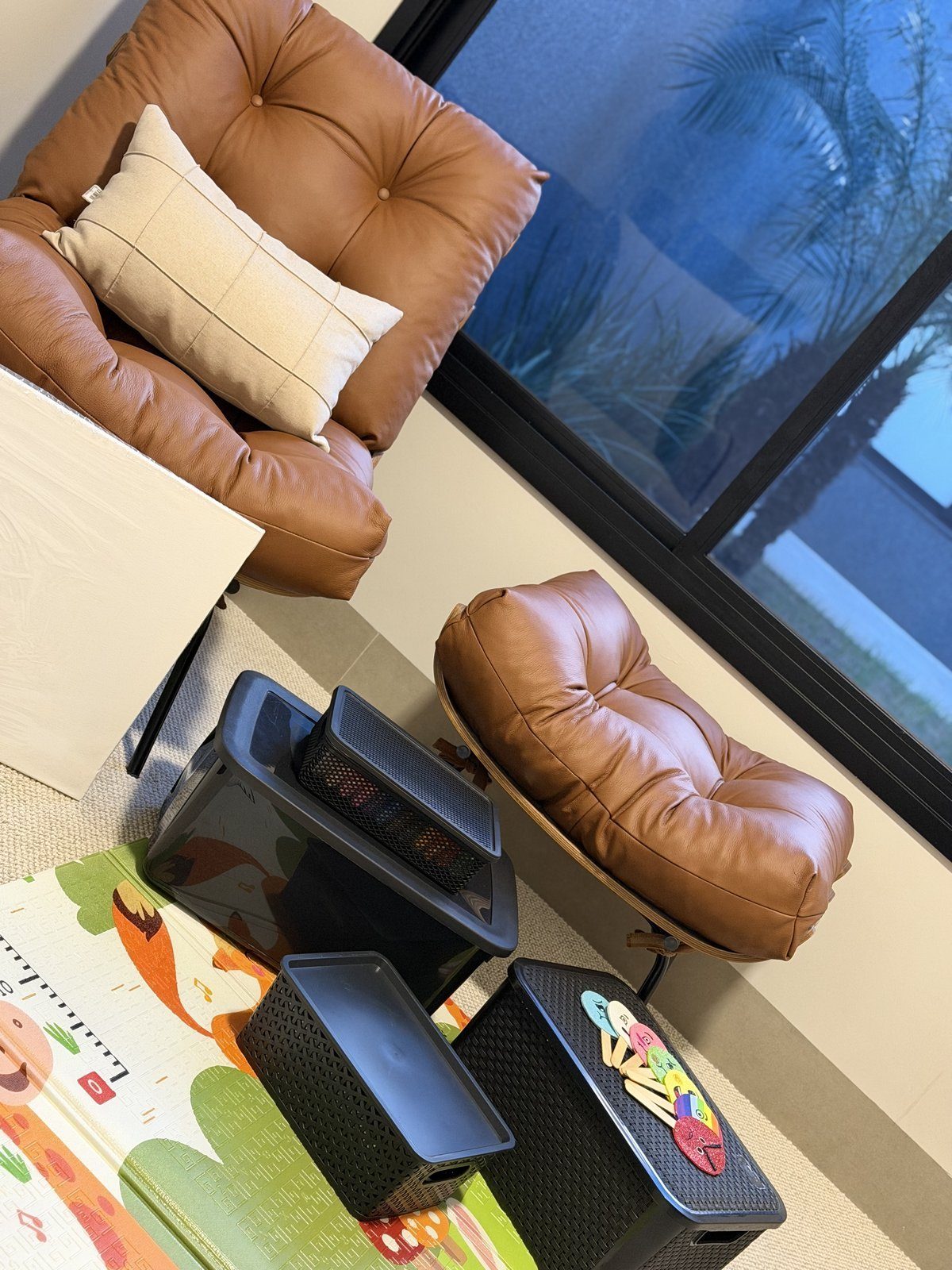 Canto de materiais lúdicos do consultório, com tapete e caixas de brinquedos para atendimento infantil